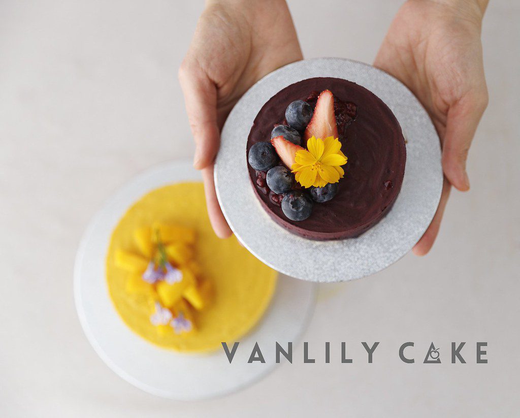 Sugar-free vegan fresh fruit mousse cake
