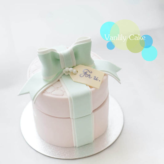 Vanlily Cake 粉色首飾盒翻糖蛋糕,半開的盒蓋露出粉紅花瓣襯托的鑽戒,設計精緻浪漫,適合求婚驚喜。