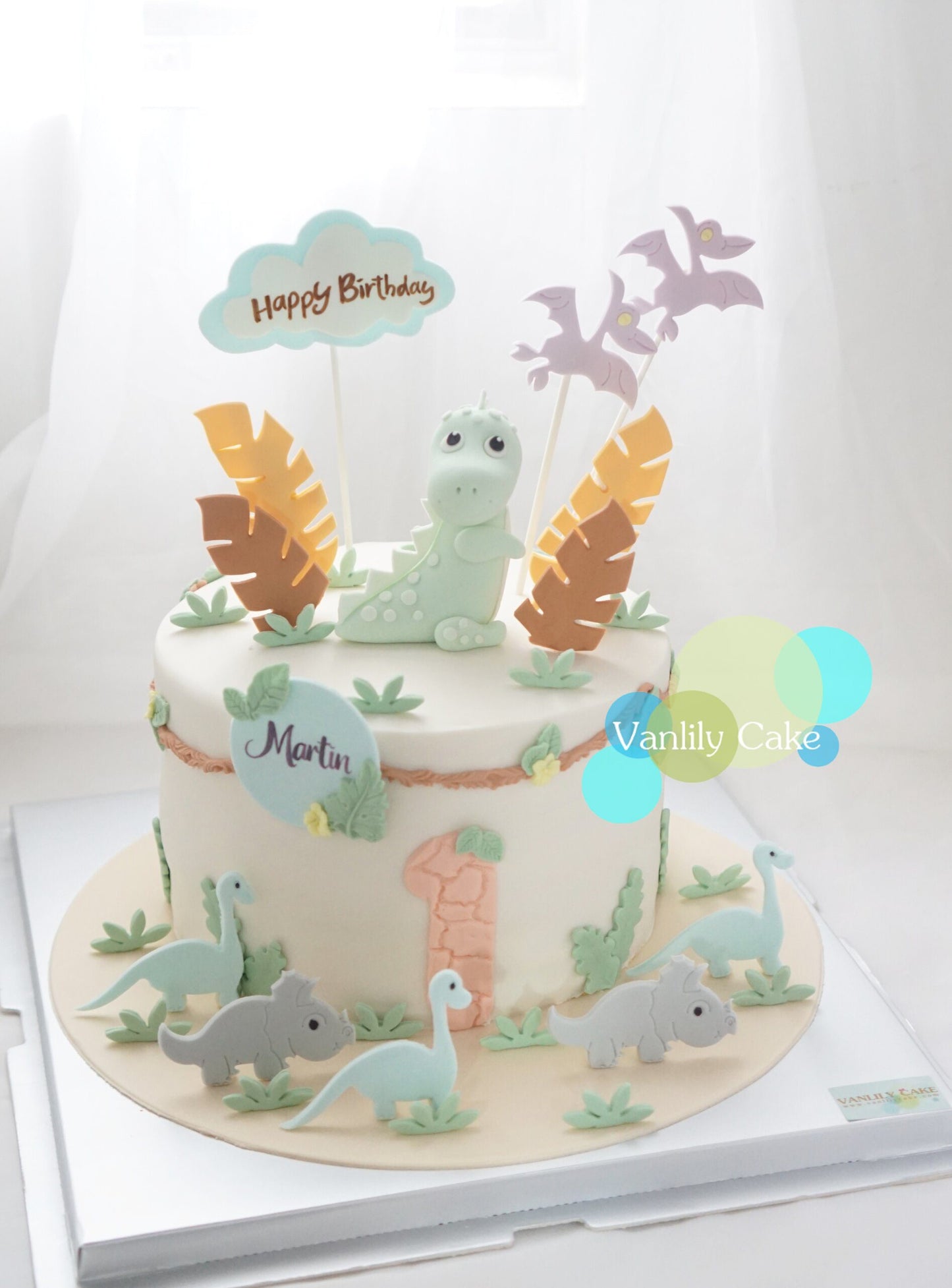 Vanlily Cake 恐龍主題造型蛋糕，淡雅色調搭配手工恐龍裝飾與叢林元素，並可加入訂造姓名，適合兒童慶生及1歲2歲3歲生日派對。
