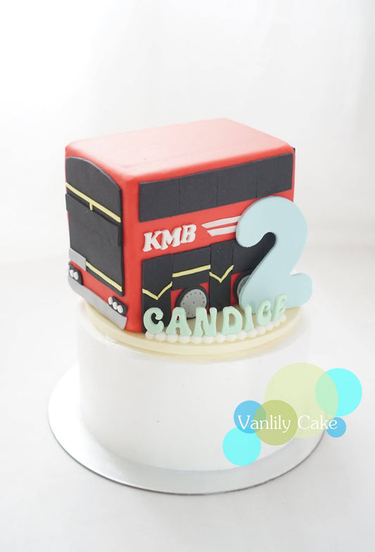 Vanlily Cake 交通工具系列立體蛋糕，展示多款精緻設計，包含紅色九巴、城巴、地鐵接駁巴士及救護車造型，底層為純白忌廉海棉蛋糕，並標註可選低糖或無糖配方。