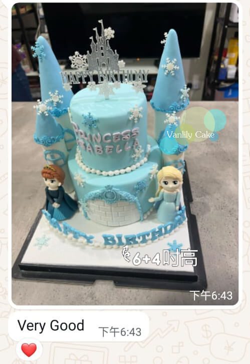 Vanlily Cake 冰雪公主城堡造型蛋糕，雙層藍色設計點綴雪花裝飾、城堡尖塔與可愛公主公仔，並標示客製化姓名，適合兒童慶生派對。