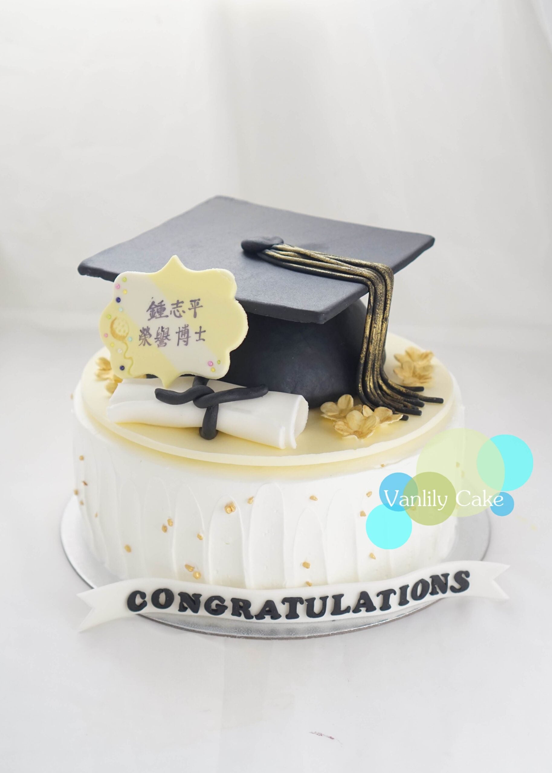 VANLILY CAKE 畢業慶祝蛋糕，上層裝飾手工糖膏畢業帽與流蘇，下層為白色忌廉米蛋糕，低糖健康且造型吸睛。