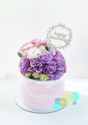 Vanlily Cake Dreamy Flower 忌廉蛋糕，展示粉嫩暈染的抹面設計，頂部裝飾有富貴感十足的紫色與粉色鮮花藝術，並搭配金色 Happy Birthday 圓框插牌，氛圍夢幻浪漫。