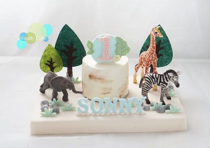  Vanlily Cake 3 吋森林主題一歲生日蛋糕，白色蛋糕體配上大象、長頸鹿與斑馬模型，前方有藍色客製化姓名「SONNY」，適合低敏或小家庭慶祝。
