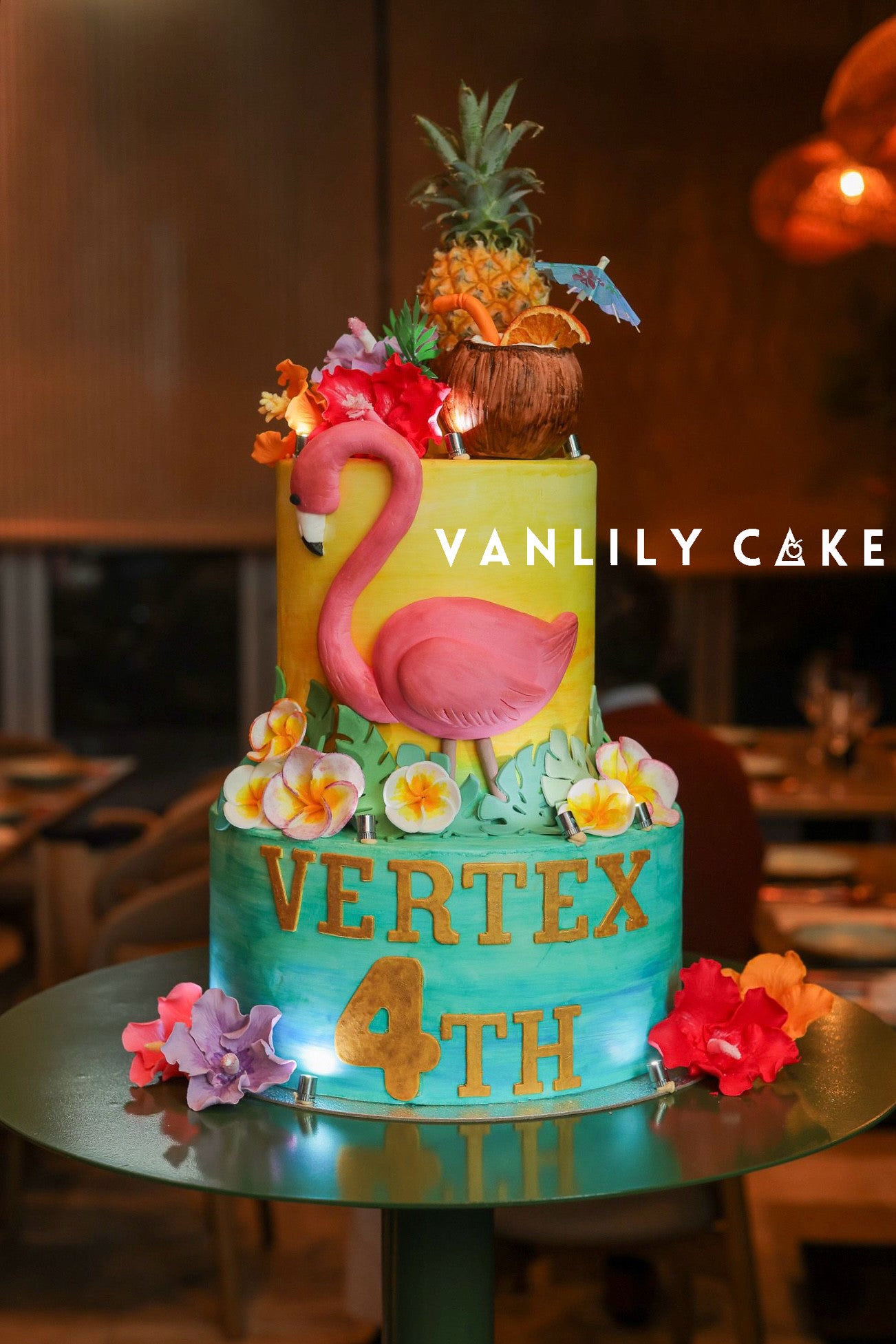 Vanlily Cake 訂造主題糖皮蛋糕，展示精緻的手工塑形技術與細膩裝飾，適合公司週年慶、商務活動或成人主題派對等專業訂造需求。