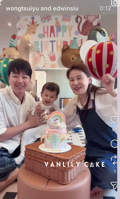 Vanlily Cake 彩虹旋轉木馬生日蛋糕，手工月亮睡寶與金箔木馬造型，週歲慶生低糖蛋糕推薦。