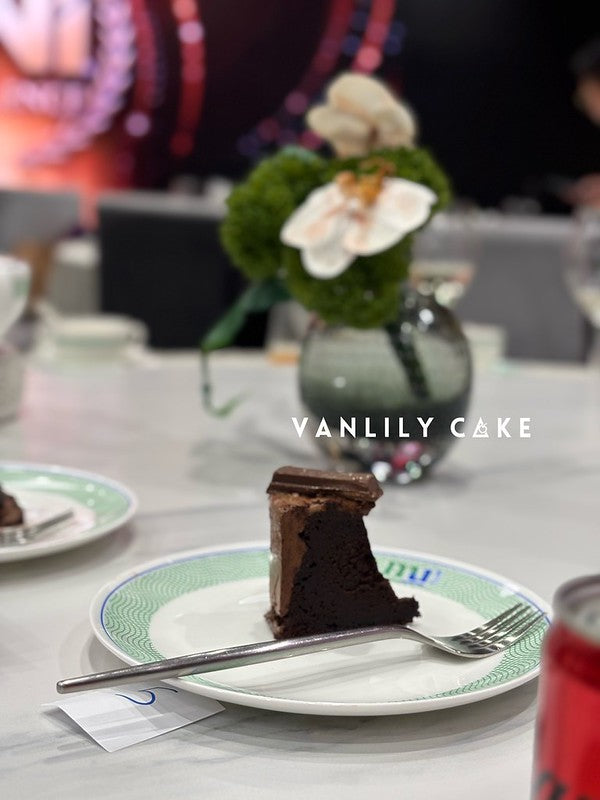 Banana Chocolate Caramel Cake