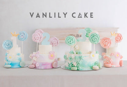 Vanlily Cake 四款不同色系的寶寶蛋糕，配有數字插牌及螺旋狀蛋白脆脆波板糖，風格夢幻且精緻。