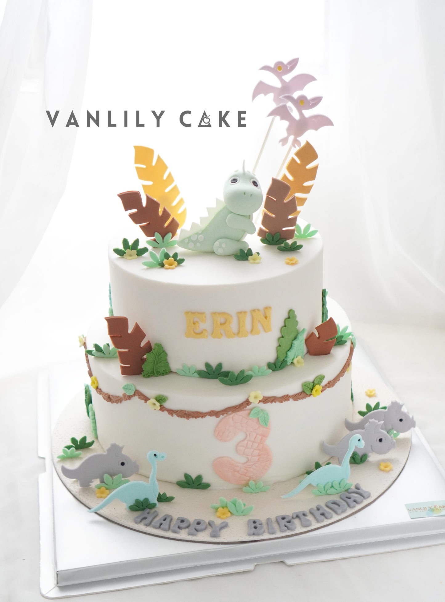 Vanlily Cake 恐龍主題造型蛋糕，淡雅色調搭配手工恐龍裝飾與叢林元素，並可加入訂造姓名，適合兒童慶生及1歲2歲3歲生日派對。