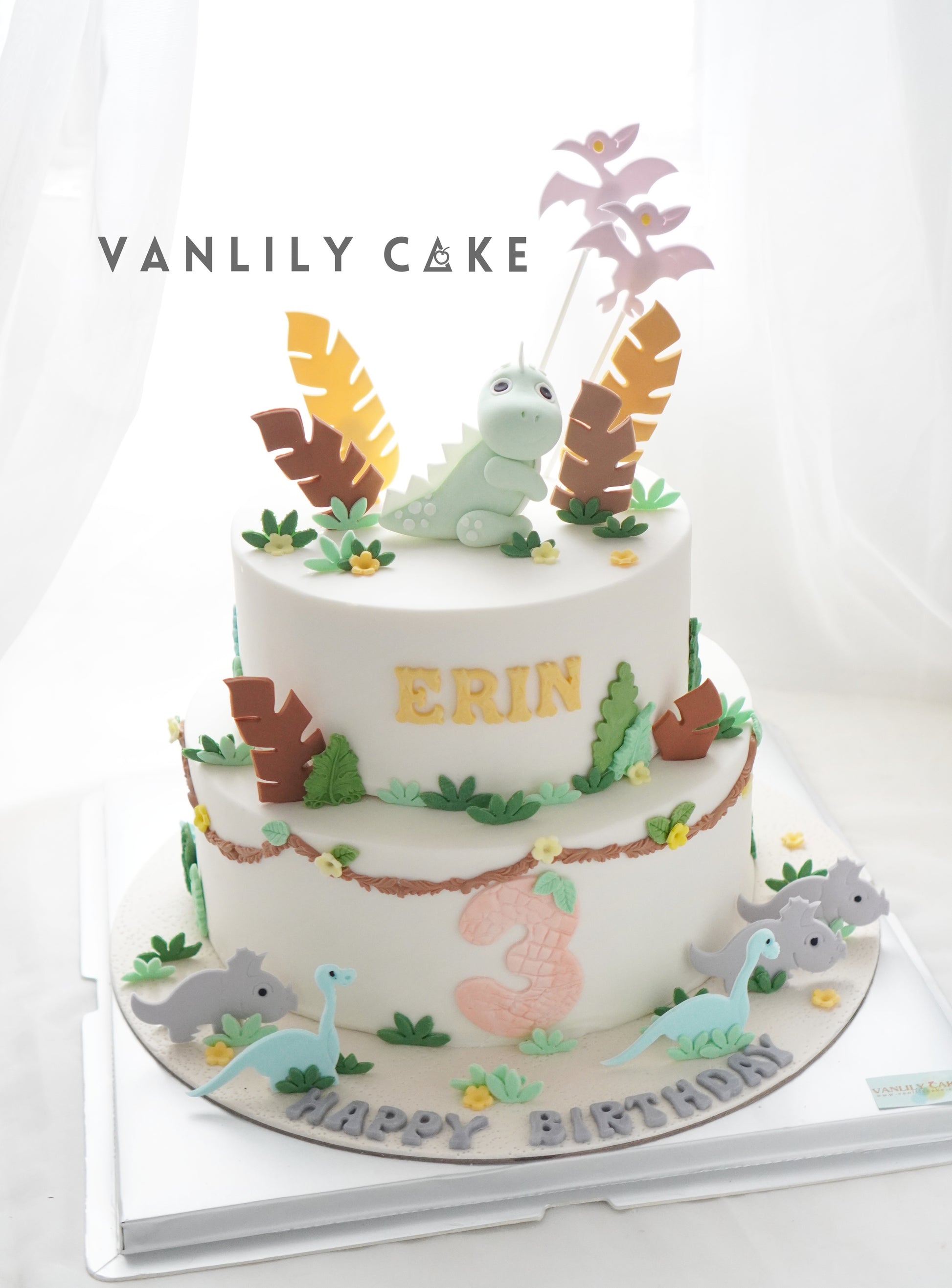 Vanlily Cake 恐龍主題造型蛋糕，淡雅色調搭配手工恐龍裝飾與叢林元素，並可加入訂造姓名，適合兒童慶生及1歲2歲3歲生日派對。