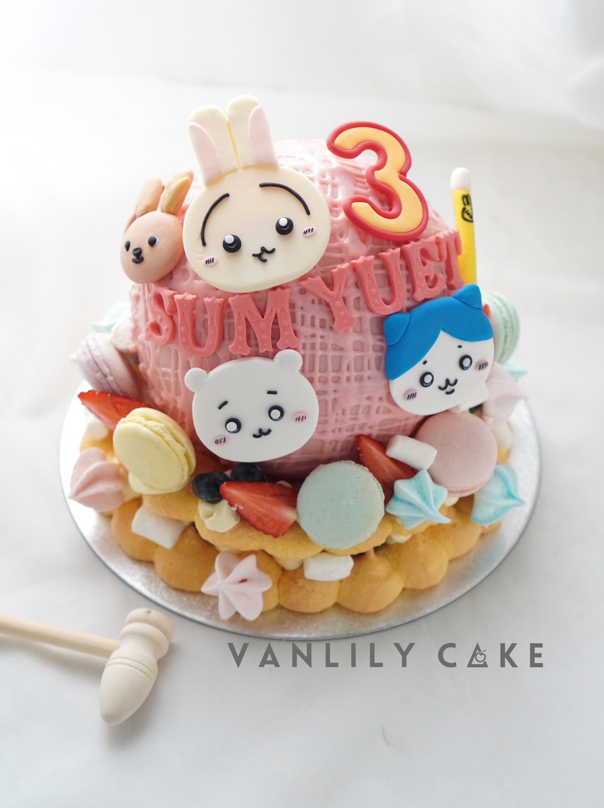 VANLILY CAKE 卡通扑扑蛋糕：粉紅球體外殼配可愛公仔糖片，內含 10 件迷你 Cupcake 及馬卡龍裝飾，派對驚喜蛋糕首選
