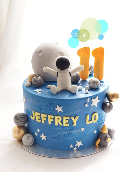 Vanlily Cake 宇航員太空主題一歲生日蛋糕，帶有立體航天員模型、灰色月亮、金色星球、火箭裝飾及客製化金色英文名字 ANSON。