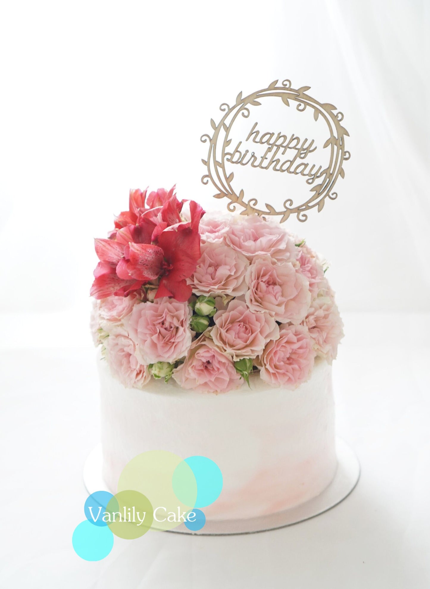 Vanlily Cake Dreamy Flower 忌廉蛋糕，展示粉嫩暈染的抹面設計，頂部裝飾有富貴感十足的紫色與粉色鮮花藝術，並搭配金色 Happy Birthday 圓框插牌，氛圍夢幻浪漫。