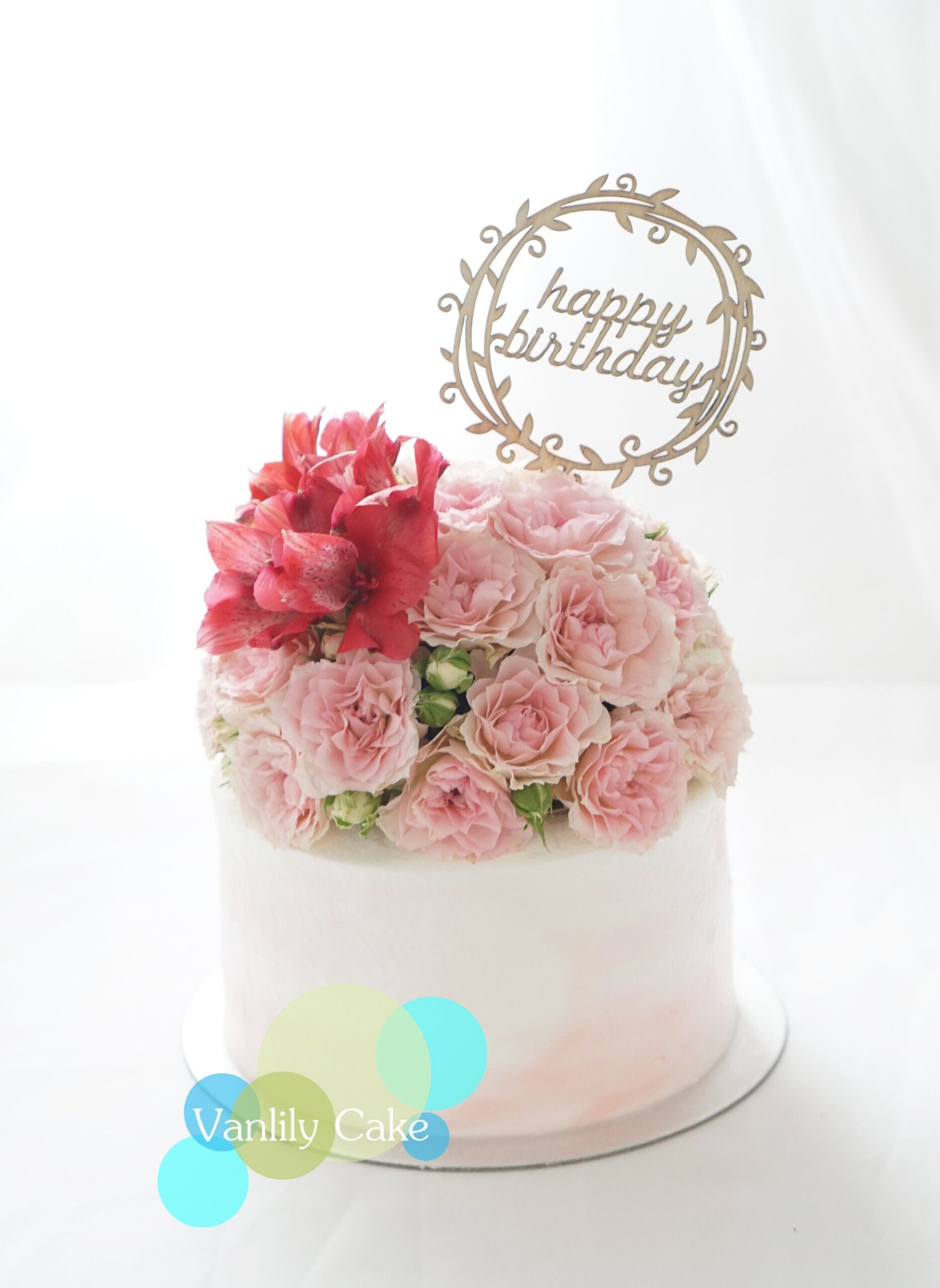 Vanlily Cake Dreamy Flower 忌廉蛋糕，展示粉嫩暈染的抹面設計，頂部裝飾有富貴感十足的紫色與粉色鮮花藝術，並搭配金色 Happy Birthday 圓框插牌，氛圍夢幻浪漫。