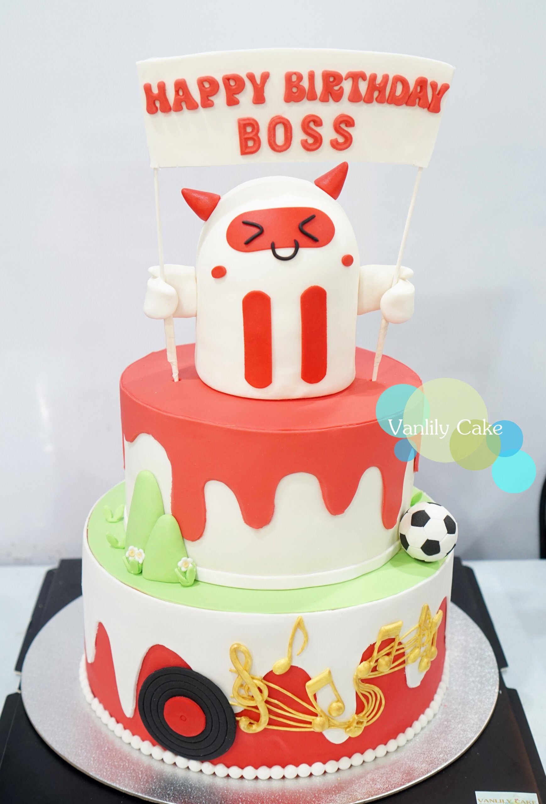 Vanlily Cake 自訂主題糖皮蛋糕，展示精緻的手工塑形技術與細膩裝飾，適合公司週年慶、商務活動或成人主題派對等專業訂造需求。