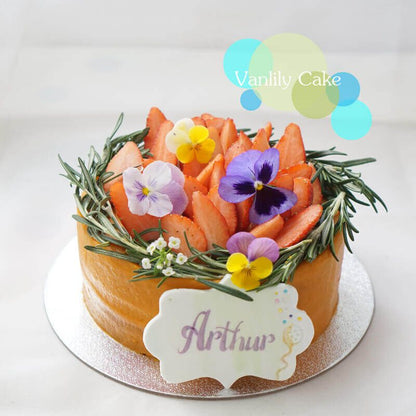 Vanlily Cake 純素香蕉生日蛋糕，展示淮山（白色外層）與蕃薯南瓜（黃色外層）兩款選擇，裝飾有新鮮水果、藍莓與迷迭香，適合一歲寶寶、素食與過敏人士。