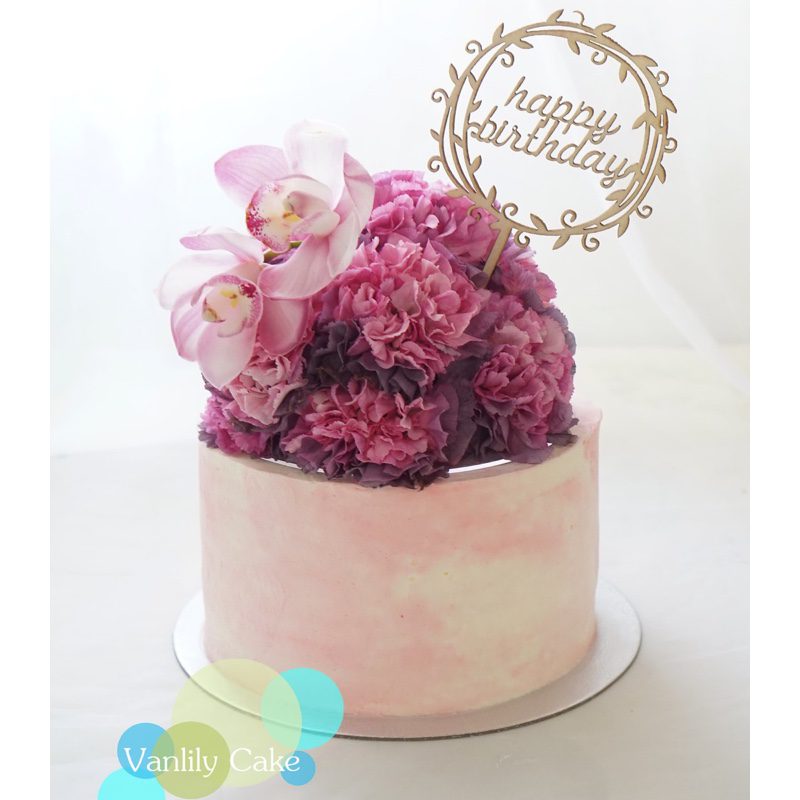 Vanlily Cake Dreamy Flower 忌廉蛋糕，展示粉嫩暈染的抹面設計，頂部裝飾有富貴感十足的紫色與粉色鮮花藝術，並搭配金色 Happy Birthday 圓框插牌，氛圍夢幻浪漫。