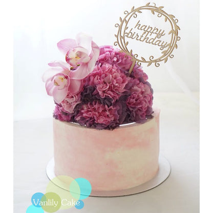 Vanlily Cake Dreamy Flower 忌廉蛋糕，展示粉嫩暈染的抹面設計，頂部裝飾有富貴感十足的紫色與粉色鮮花藝術，並搭配金色 Happy Birthday 圓框插牌，氛圍夢幻浪漫。