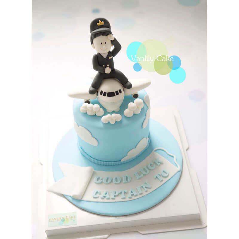 Vanlily Cake 自訂主題糖皮蛋糕，展示精緻的手工塑形技術與細膩裝飾，適合公司週年慶、商務活動或成人主題派對等專業訂造需求。