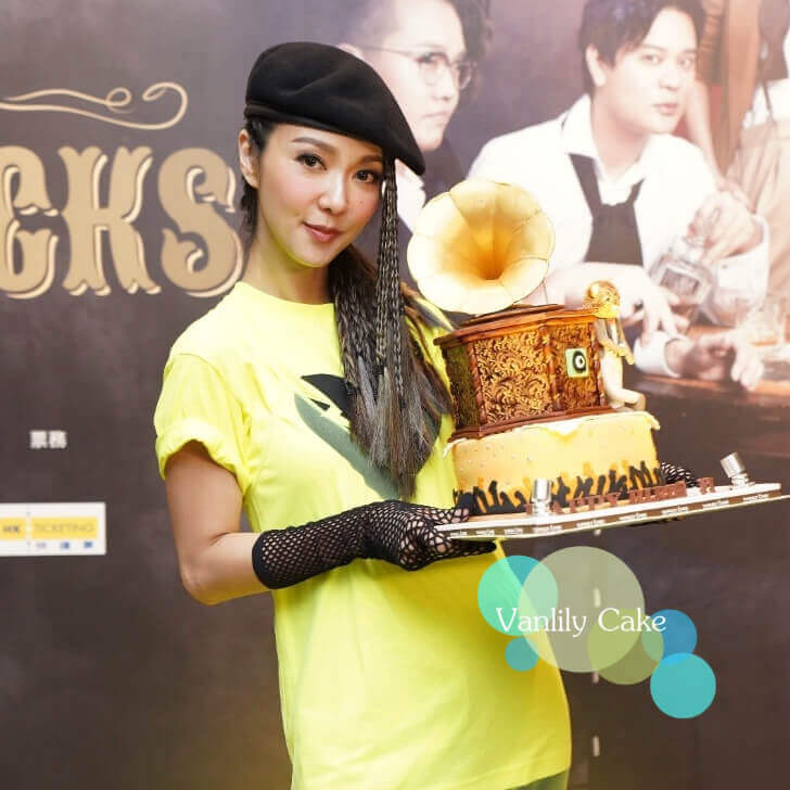Vanlily Cake 自訂主題糖皮蛋糕，展示精緻的手工塑形技術與細膩裝飾，適合公司週年慶、商務活動或成人主題派對等專業訂造需求。