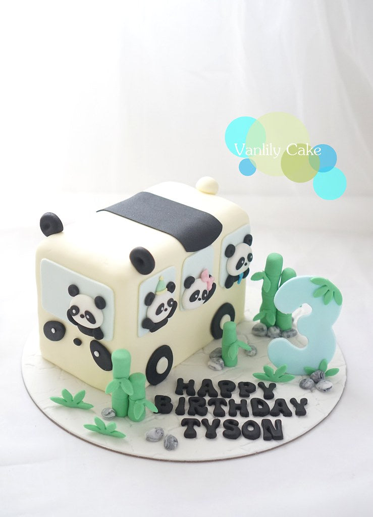 Vanlily Cake 熊貓巴士造型立體蛋糕，配有「3」字裝飾及「Happy Birthday Tyson」字樣，適合兒童生日派對與百日宴。