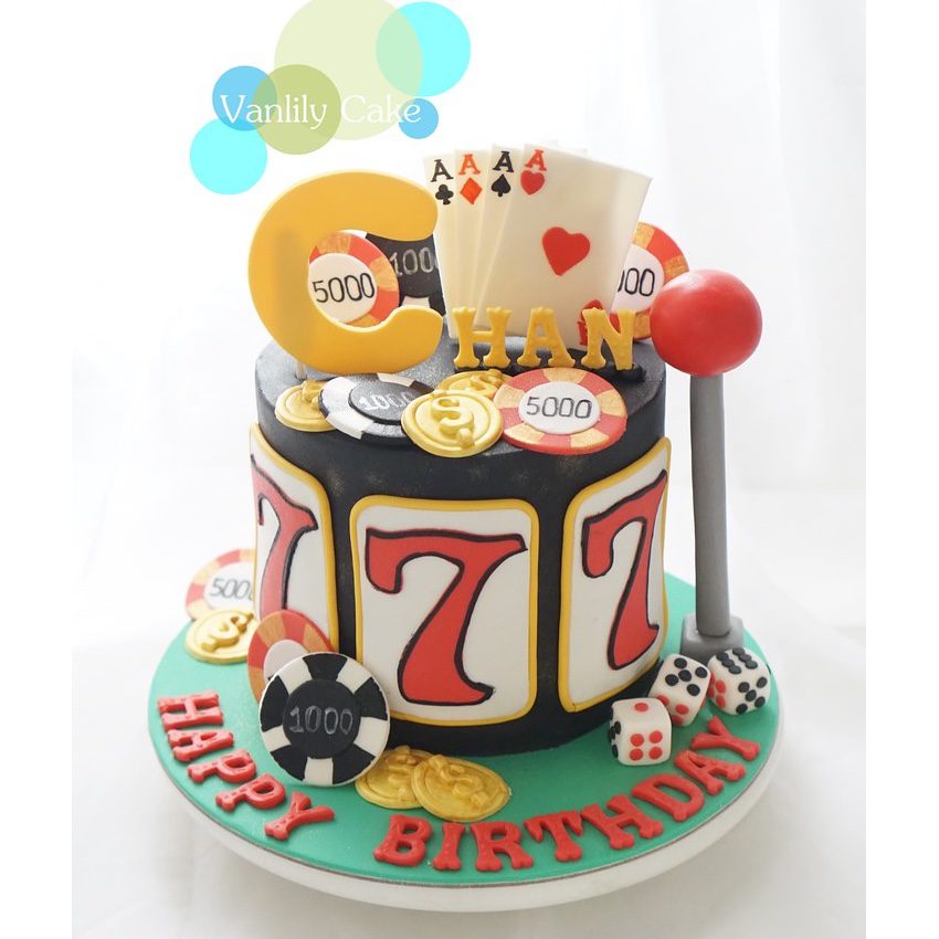 Vanlily Cake 賭場造型蛋糕，裝飾有撲克牌、籌碼、金幣與「777」老虎機元素，手工精緻且色彩奪目，適合熱門主題慶生或成人派對。