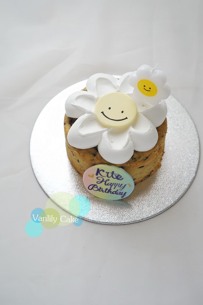 Smiley BB Cake - 香蕉藍莓天然甜味寶寶蛋糕，粉迷彩手繪抹面與 Daisy 小菊花造型，適合一歲生日派對與健康慶生。