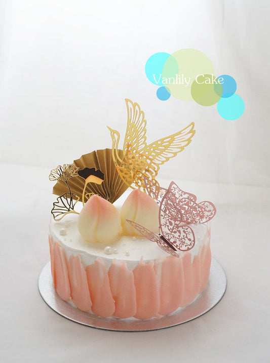 Vanlily Cake 紅扇大壽忌廉米蛋糕系列，展示多款喜慶設計，包含立體壽桃、紅色扇子裝飾、金色賀壽牌與年齡數字蠟燭，主打米蛋糕基底與無糖、低糖健康配方，適合長輩慶生。