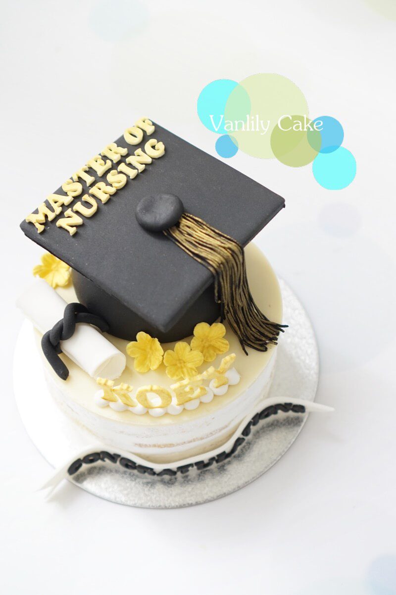 VANLILY CAKE 畢業慶祝蛋糕，上層裝飾手工糖膏畢業帽與流蘇，下層為白色忌廉米蛋糕，低糖健康且造型吸睛。