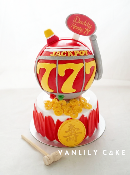 Vanlily Cake 77大壽創意扑扑蛋糕，立體 Jackpot 777 造型與大壽桃設計，可敲開放入現金及朱古力的長輩生日忌廉蛋糕。
