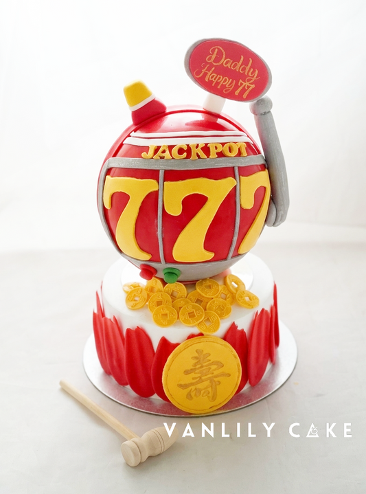 Vanlily Cake 77大壽創意扑扑蛋糕，立體 Jackpot 777 造型與大壽桃設計，可敲開放入現金及朱古力的長輩生日忌廉蛋糕。